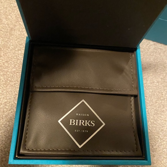 Birks Snowflake ® Snowstorm Mini Diamond Earrings in White Gold - Picture 3 of 5